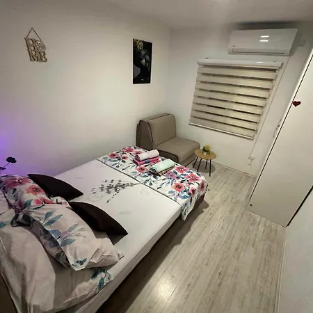 Apartment Galaxy Near Old Brige *